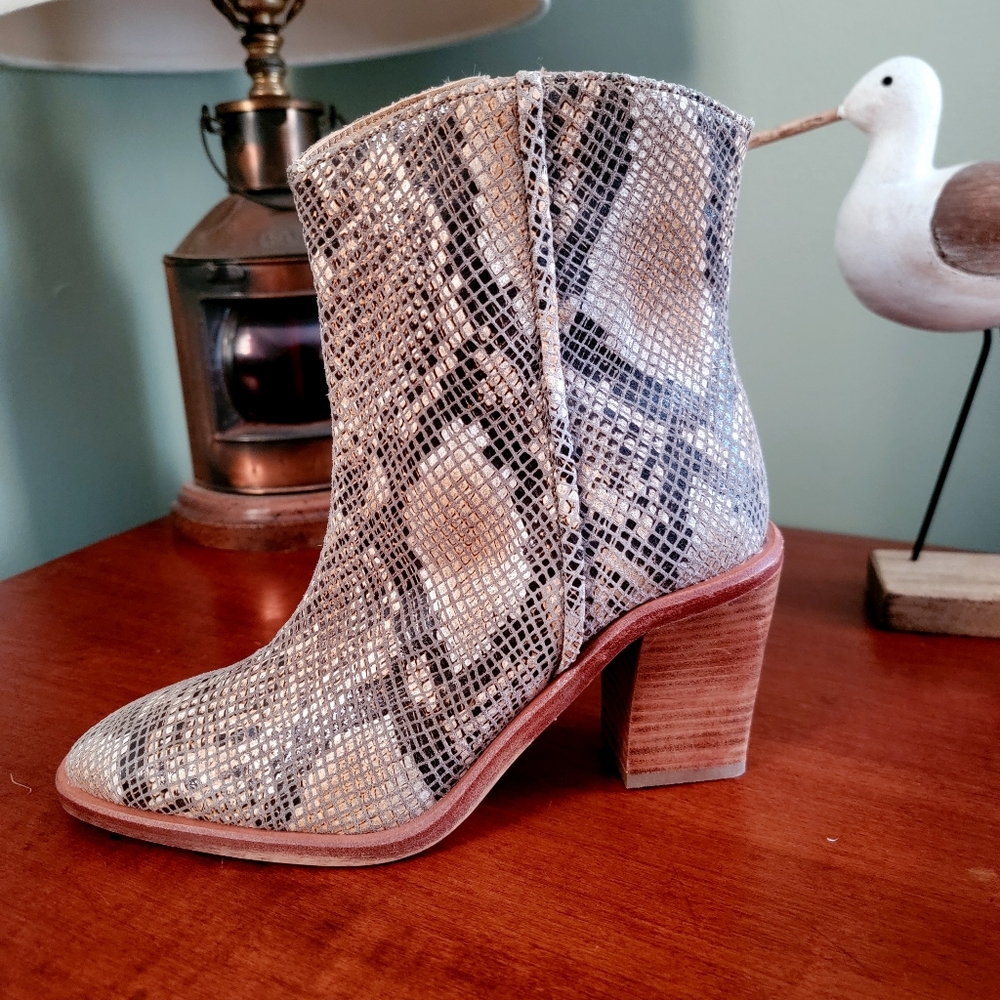 Free People Barclay Snake Embossed Leather Ankle Boots Size 37 Western - Picture 2 of 15